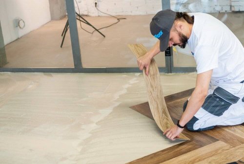 Укладка кварцвиниловой плитки