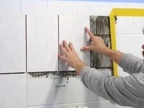 Как класть плитку на стену своими руками