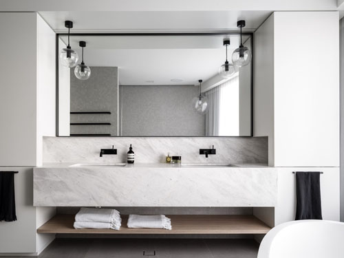 На какой высоте вешать зеркало в ванной над раковиной: рекомендации и правила установки